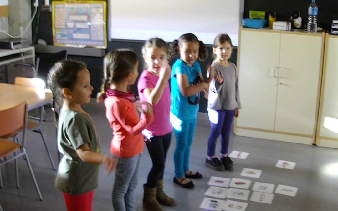 The Earth and the Squirrels class are telling a story: The cake! Look at mummy and Emy! Enjoy a lot!